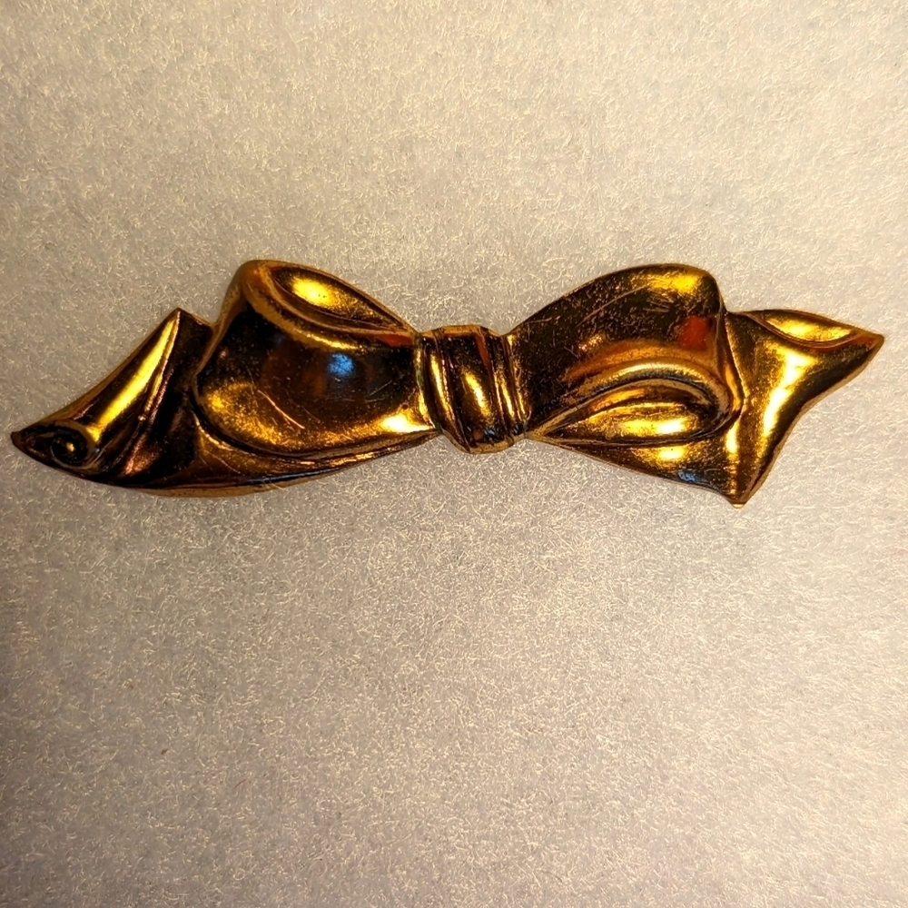 Vintage Bow Gold/brass tone c-clasp backing wear on the backing works.